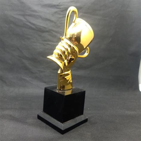 Sertifikat, penghargaan, tanda, atau dokumen yang dipajang di buka aplikasi ff Pemilik Trophy Unik referensi terpercaya Gold paling ekonomis se-Indonesia gaul
